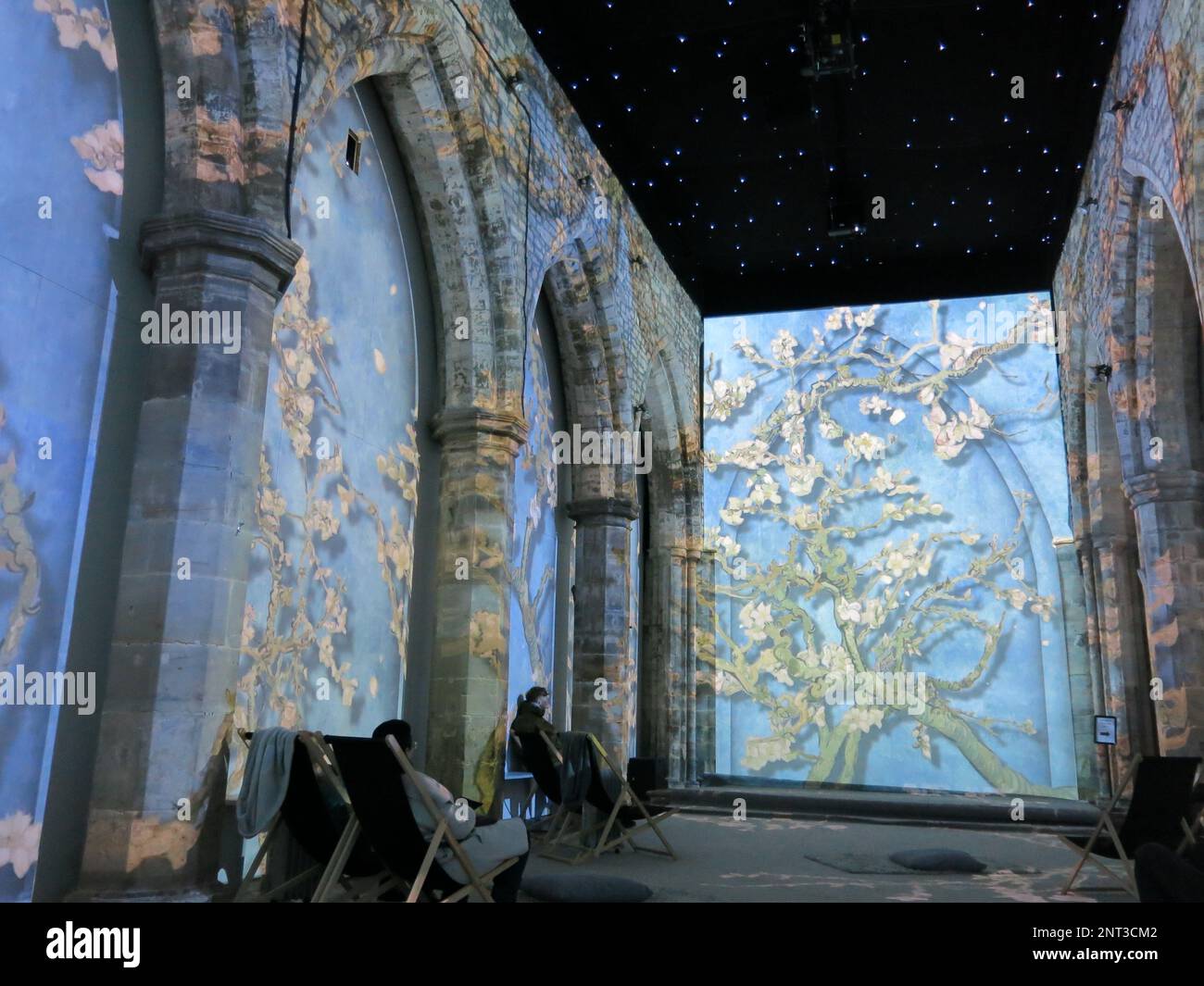 L'art immersif : une nouvelle façon de découvrir les œuvres de Van Gogh comme le tableau « Almond Blossom » projeté en 3D dans une ancienne église de Leicester. Banque D'Images