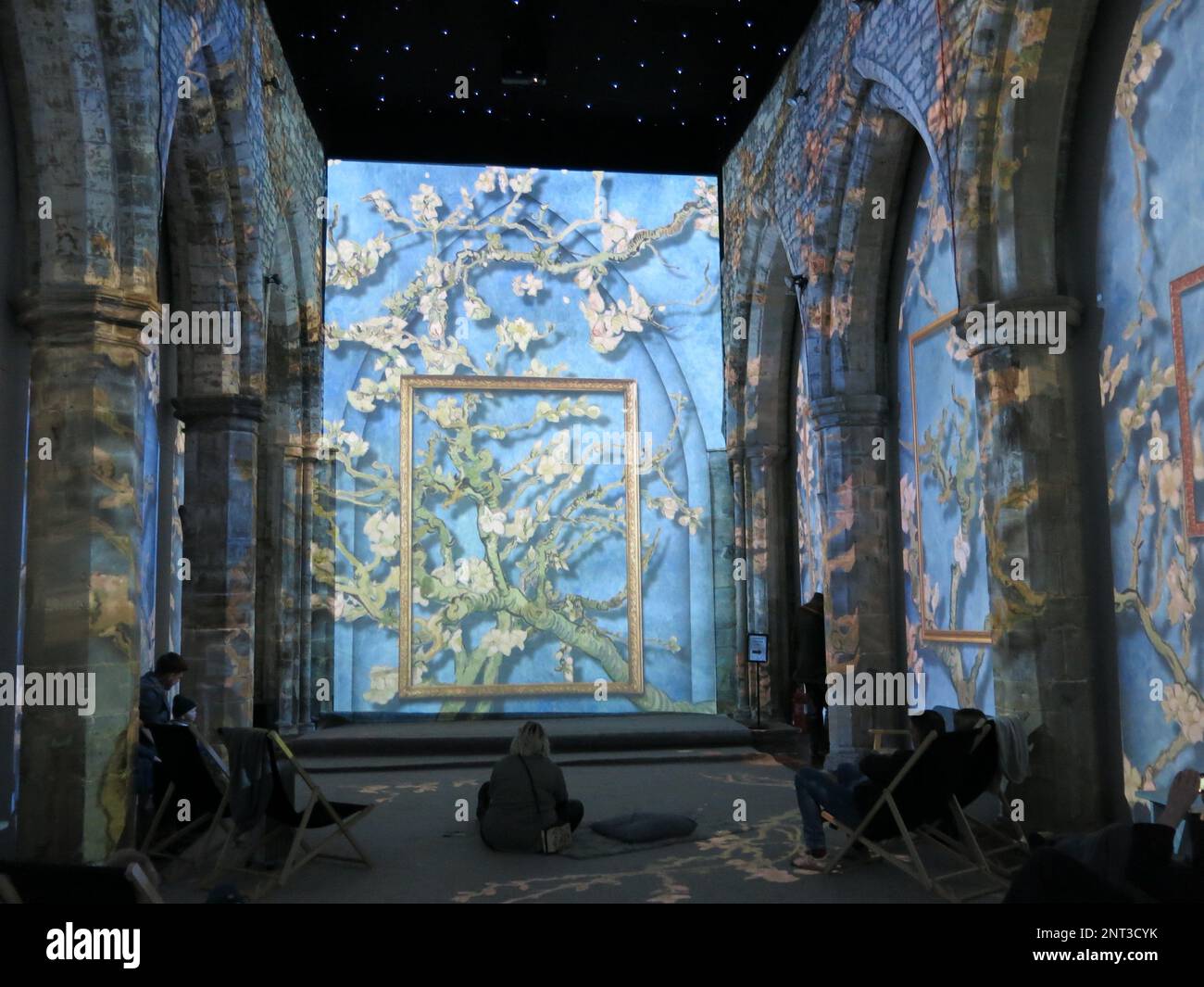 L'art immersif : une nouvelle façon de découvrir les œuvres de Van Gogh comme le tableau « Almond Blossom » projeté en 3D dans une ancienne église de Leicester. Banque D'Images