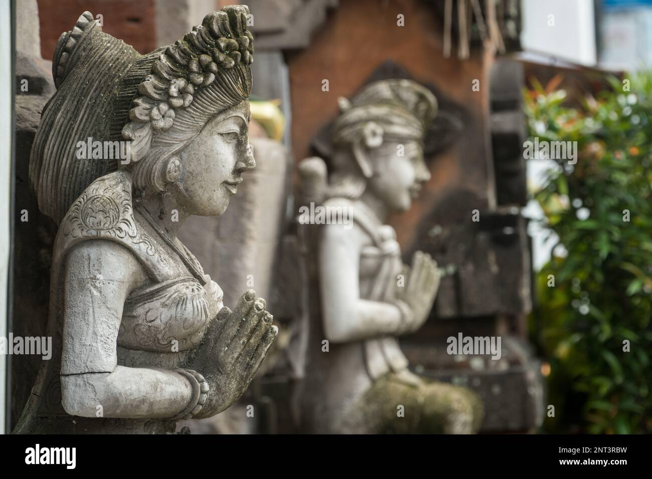 Statue en pierre avec les mains dans une prière à l'entrée du temple à ...
