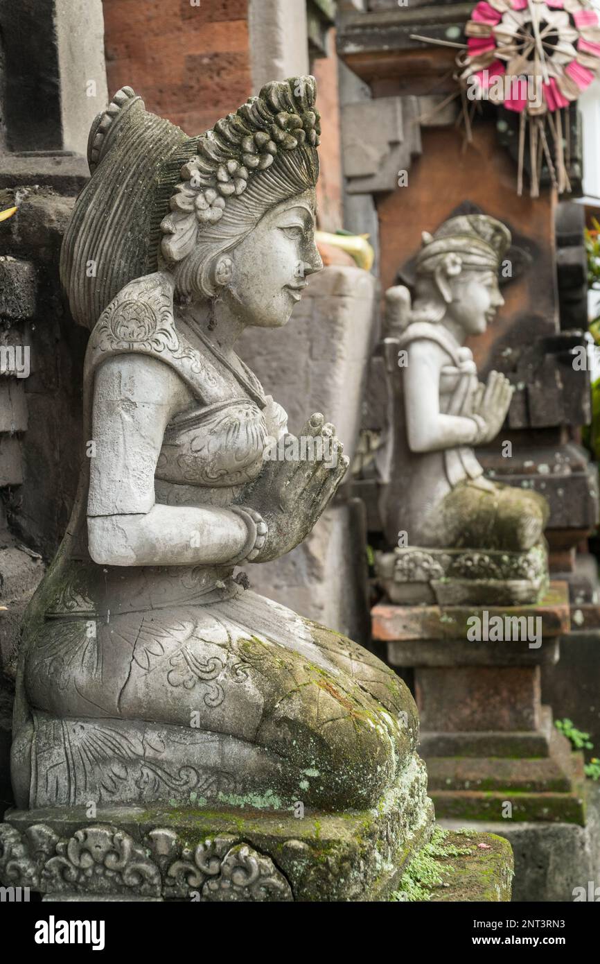 Statue en pierre avec les mains dans une prière à l'entrée du temple à Bali, Indonésie. Concept de symboles de culture spirituelle Banque D'Images