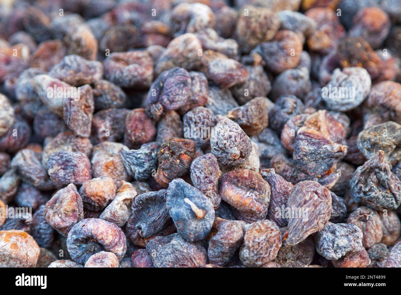 Gros plan sur une pile de figues séchées à vendre dans le souk de Marrakech au Maroc. Banque D'Images