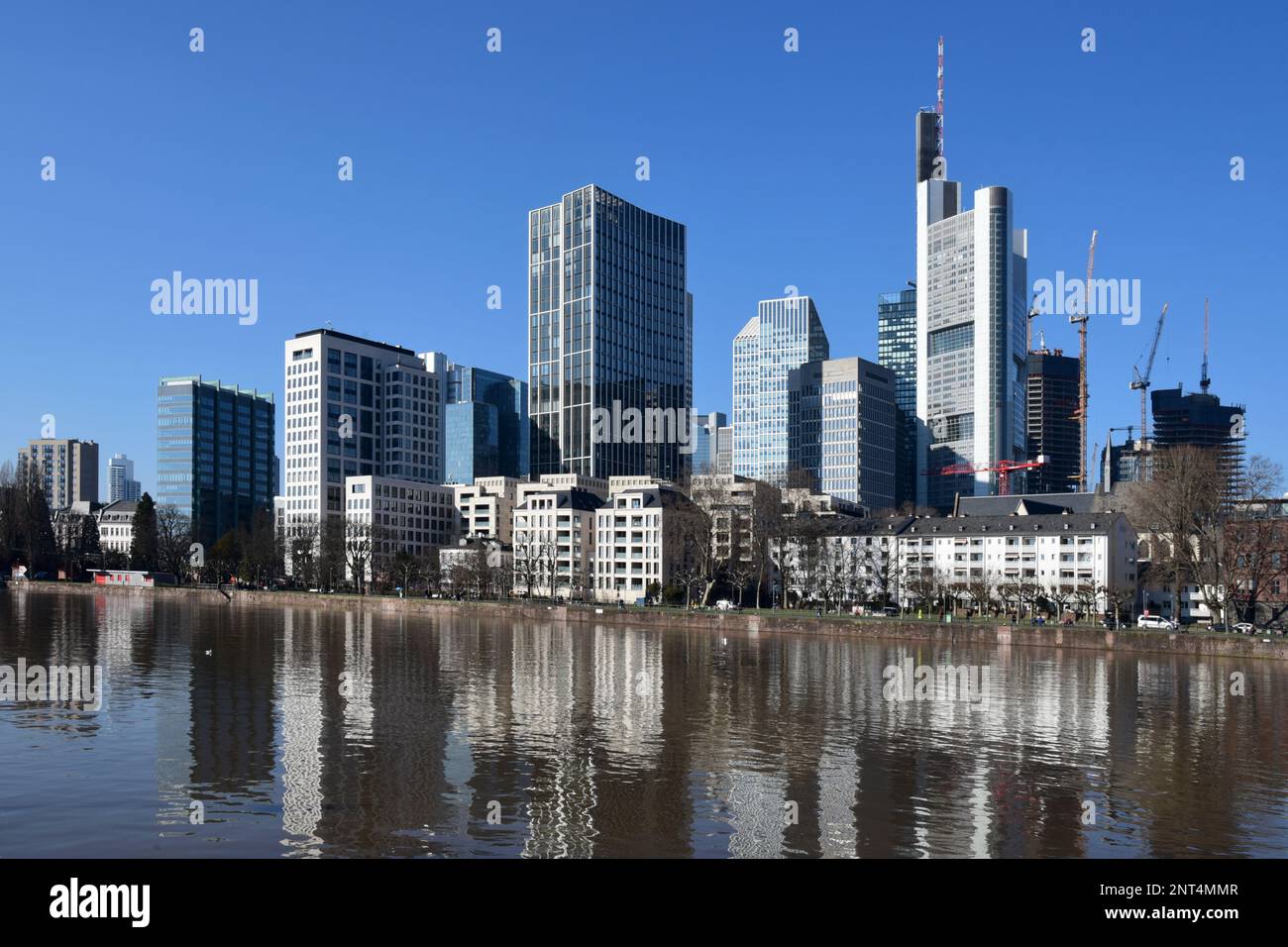 Horizon ensoleillé de Frankfurter Skyscraper se reflétant dans la rivière main, en Allemagne Banque D'Images