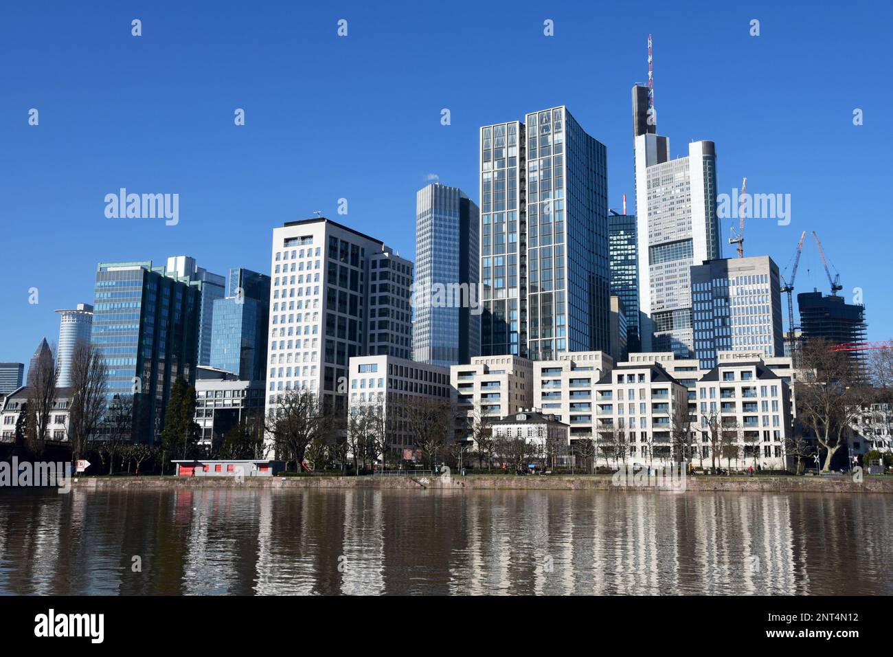 Horizon ensoleillé de Frankfurter Skyscraper se reflétant dans la rivière main, en Allemagne Banque D'Images