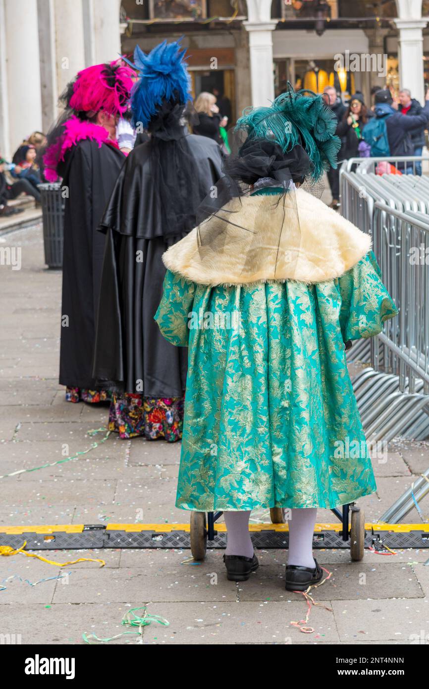 Venise, Italie - 21 février 2023 : dame âgée vêtue d'un masque traversant la Piazza San Marco à Venise. Banque D'Images