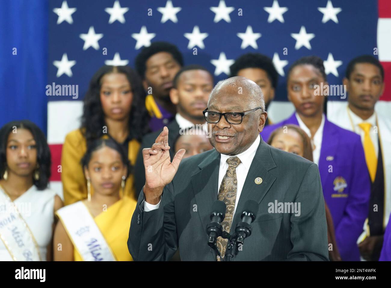 James Clyburn (démocrate de Caroline du Sud), assistant démocrate à la Chambre des représentants des États-Unis, s’exprime devant le vice-président américain Kamala Harris lors d’un événement organisé au Benedict College de Columbia, SC on 27 février 2023 sur l’Internet haut débit à un prix abordable dans tout le pays. Crédit : Sean Rayford/Pool via CNP Banque D'Images