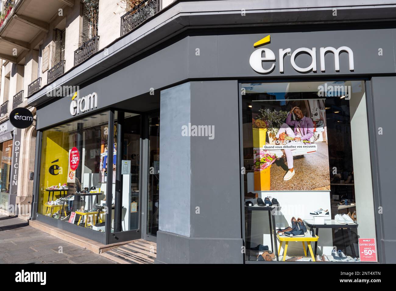 Vue extérieure d'un magasin Eram, une société de distribution française spécialisée dans les chaussures et les vêtements Banque D'Images