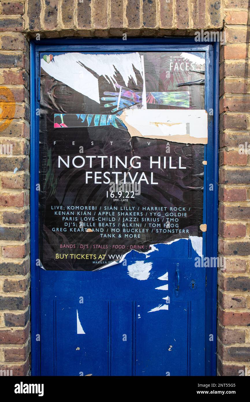Affiche publicitaire du Ten Notting Hill Festival 2022 sur une porte bleue dans le quartier de Notting Hill à Londres, en Angleterre Banque D'Images