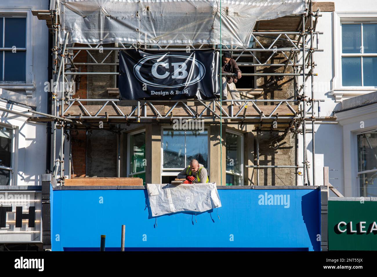 Ouvriers de la construction du site de rénovation CB Design & Build sur Portobello Road dans le quartier de Notting Hill à Londres, en Angleterre Banque D'Images