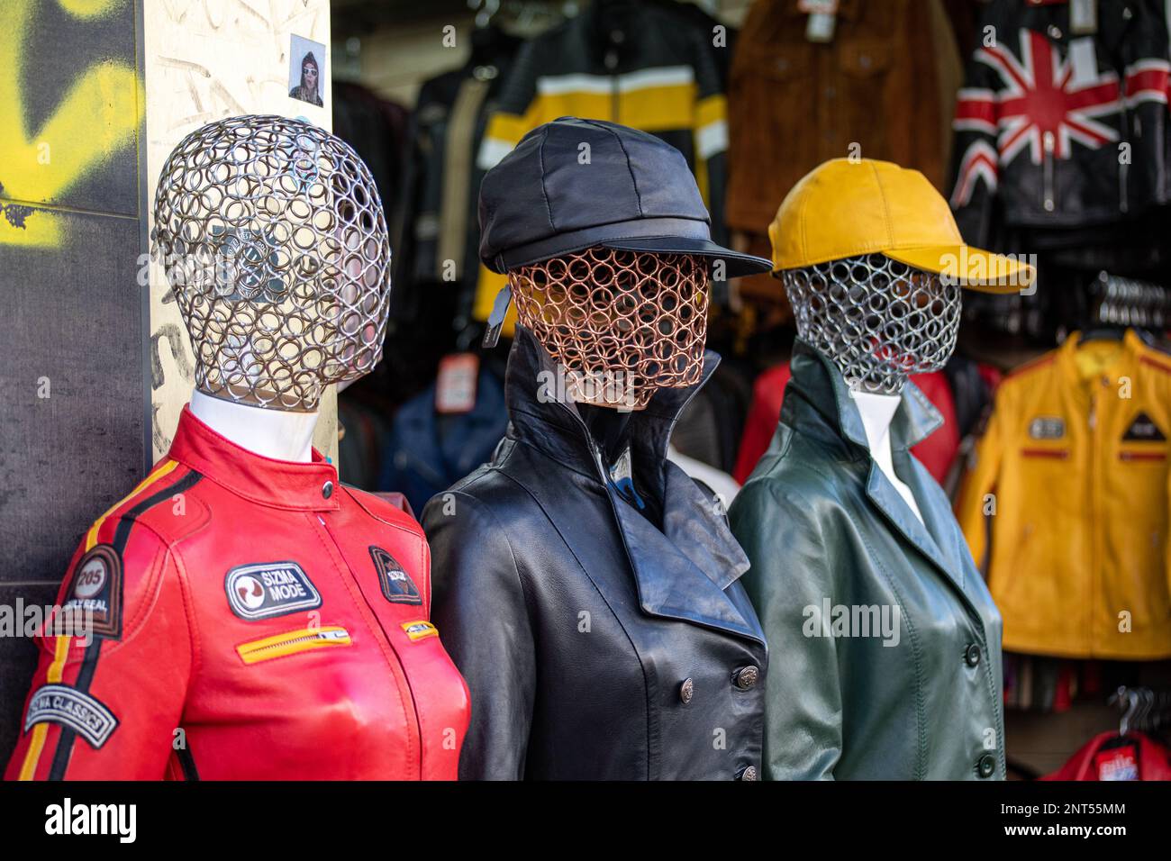 Mannequins portant des vestes et des casquettes en cuir devant le magasin de vêtements en cuir sur Portobello Road de Notting Hill, Londres, Angleterre Banque D'Images