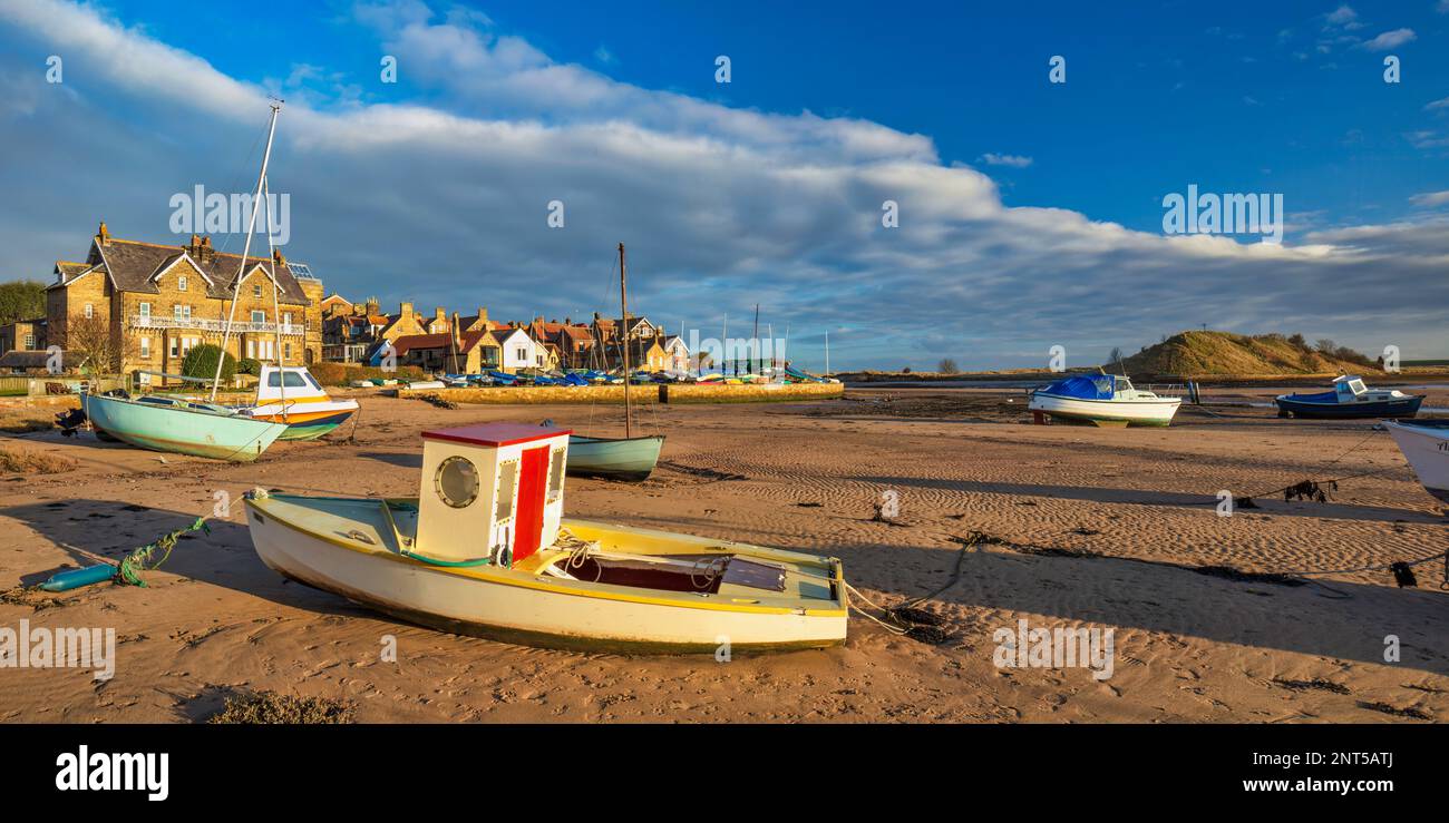 Vue panoramique ensoleillée au printemps à Alnmouth regardant de l'autre côté du port vers le village avec l'église colline dans le fond et amarré yachts i Banque D'Images