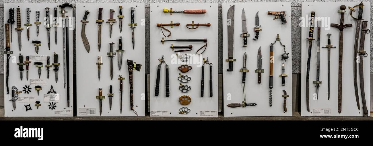 Armes prohibées saisies par la police, armes de coupe et de poignartage, couteaux, machettes, couteaux, couteaux, fusées en laiton, des matraques, une représentation du Banque D'Images