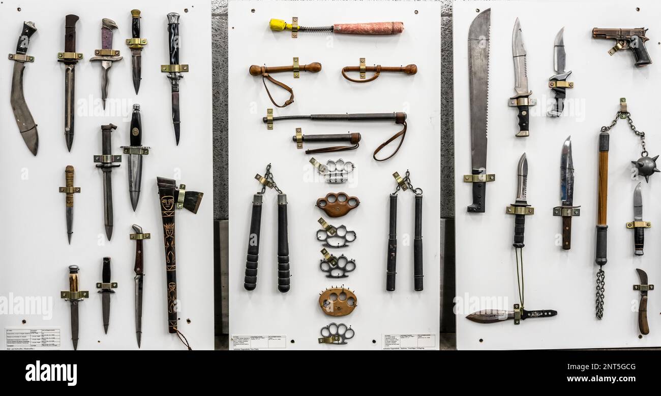 Armes prohibées saisies par la police, armes de coupe et de poignartage, couteaux, machettes, couteaux, couteaux, fusées en laiton, des matraques, une représentation du Banque D'Images