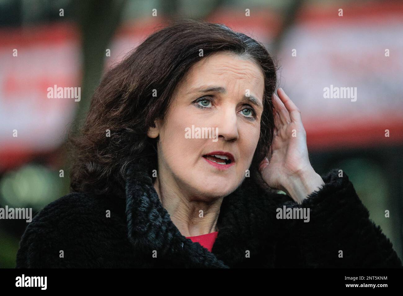 Londres, Royaume-Uni. 27th févr. 2023. Theresa Villiers, ancienne secrétaire d'État à l'Environnement, à l'alimentation et aux Affaires rurales et députée conservatrice Chipping Barnett, au Collège Green pour des entrevues avec les médias. Les ministres et les députés sont sur le point de se rendre à Westminster à la suite d'une précédente réunion du cabinet et avant le PM Rishi Sunak, qui présente au Parlement l'accord avec l'UE sur les arrangements commerciaux post-Brexit en Irlande du Nord : Imagetraceur/Alay Live News Banque D'Images