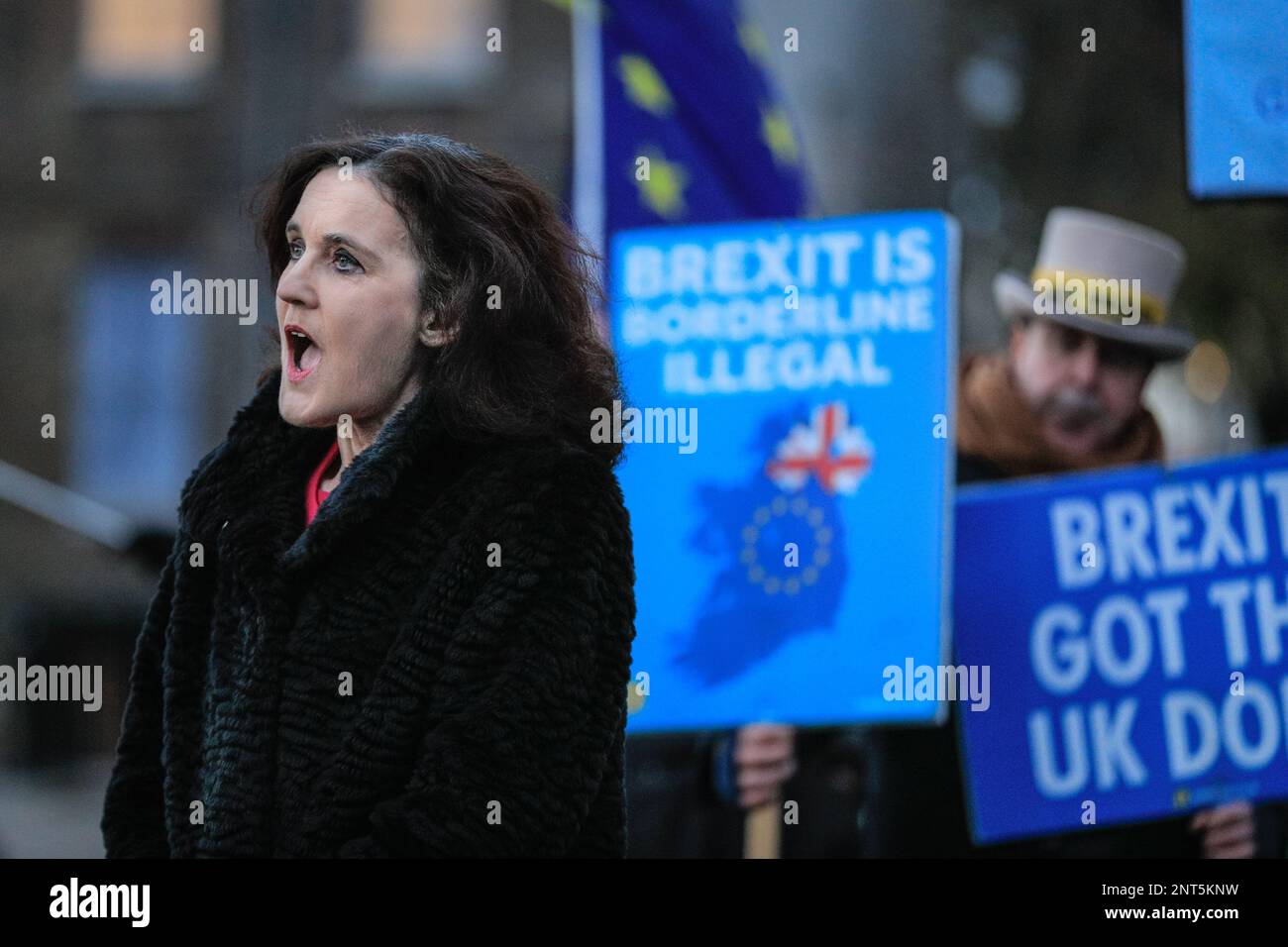 Londres, Royaume-Uni. 27th févr. 2023. Theresa Villiers, ancienne secrétaire d'État à l'Environnement, à l'alimentation et aux Affaires rurales et députée conservatrice Chipping Barnett, au Collège Green pour des entrevues avec les médias. Les ministres et les députés sont sur le point de se rendre à Westminster à la suite d'une précédente réunion du cabinet et avant le PM Rishi Sunak, qui présente au Parlement l'accord avec l'UE sur les arrangements commerciaux post-Brexit en Irlande du Nord : Imagetraceur/Alay Live News Banque D'Images