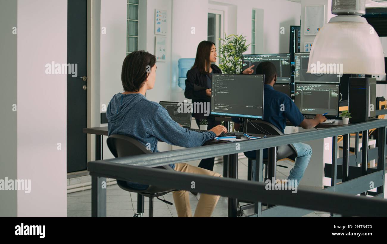 Programme de script asiatique utilisant les informations de la base de données pour utiliser le nouveau code d'interface. Développeur de logiciels écrivant des données de langage html, planifiant l'application de sécurité dans le bureau de l'agence de développement informatique. Banque D'Images