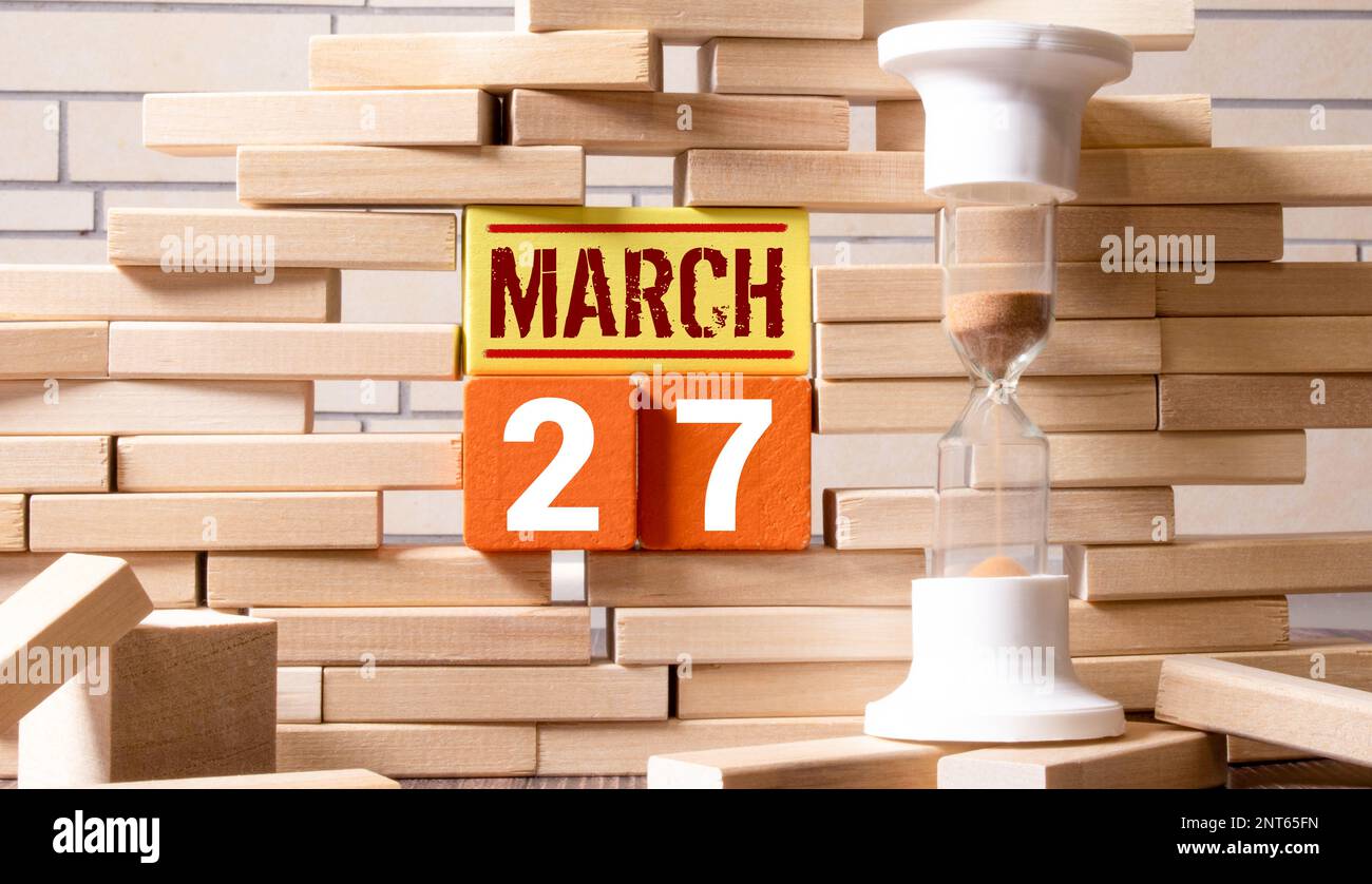 Mars 27th. Image du calendrier en bois de mars 27 sur fond blanc. Jour de printemps, espace vide pour le texte. Journée mondiale du théâtre Banque D'Images