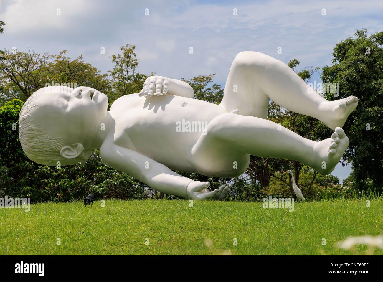 Sculpture de la planète de Marc Quinn (bébé flottant) dans les jardins de la baie, sculpture Banque D'Images