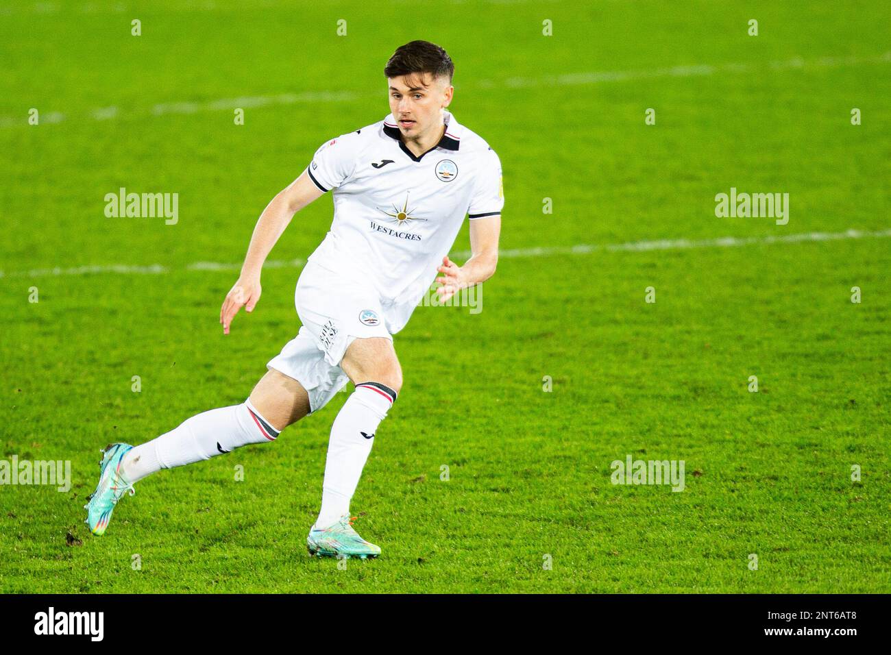 Swansea, Royaume-Uni. 27th févr. 2023. Luke Cundle de la ville de Swansea en action. Match de championnat EFL Skybet, Swansea City et Rotherham Utd au stade Swansea.com de Swansea, pays de Galles, le lundi 27th février 2023. Cette image ne peut être utilisée qu'à des fins éditoriales. Utilisation éditoriale uniquement, licence requise pour une utilisation commerciale. Aucune utilisation dans les Paris, les jeux ou les publications d'un seul club/ligue/joueur. photo par Lewis Mitchell/Andrew Orchard sports photographie/Alamy Live News crédit: Andrew Orchard sports photographie/Alamy Live News Banque D'Images