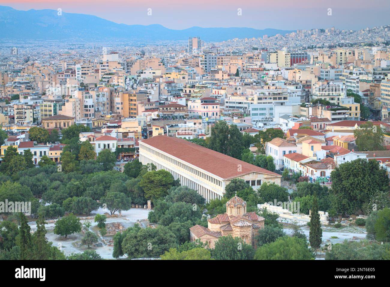 Paysage urbain d'Athènes - ancienne agora avec église des Saints Apôtres et STOA d'Attalos - Grèce. Banque D'Images