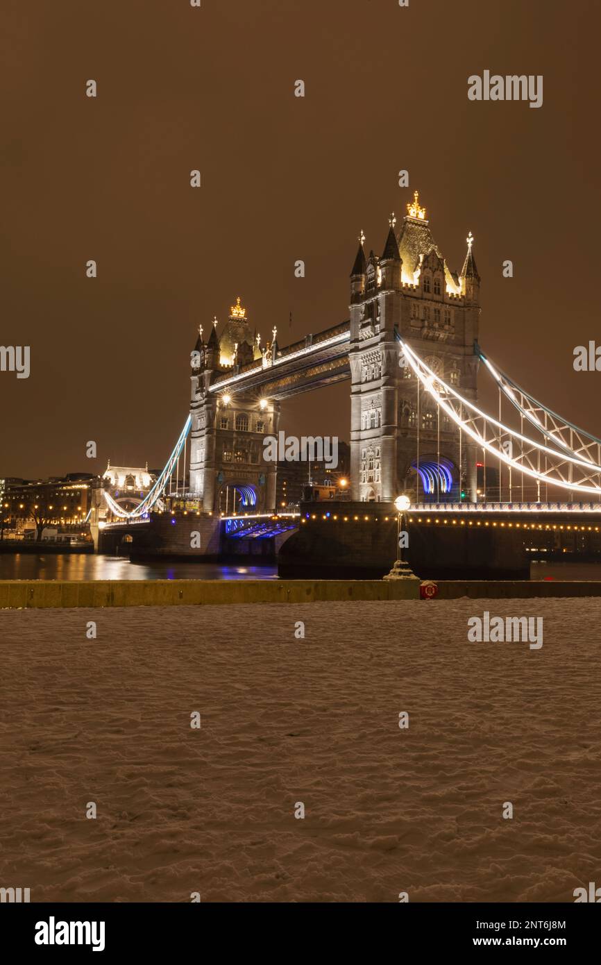 Angleterre, Londres, Tower Bridge et Snow avec la Tamise Banque D'Images