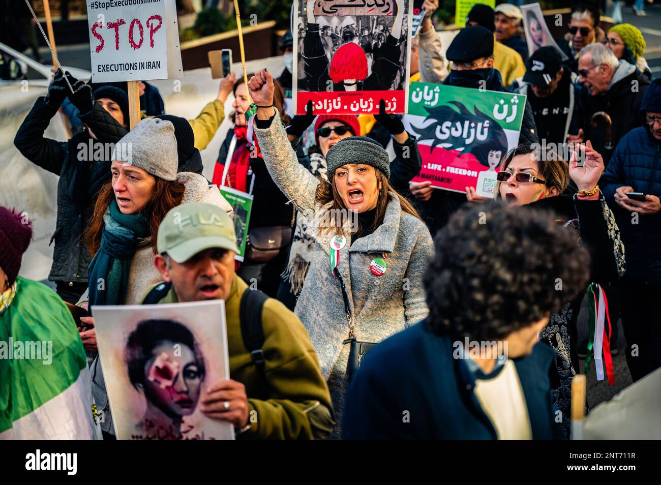 Femme protestant à Londres contre le régime iranien et pour la liberté des femmes iraniennes. Banque D'Images