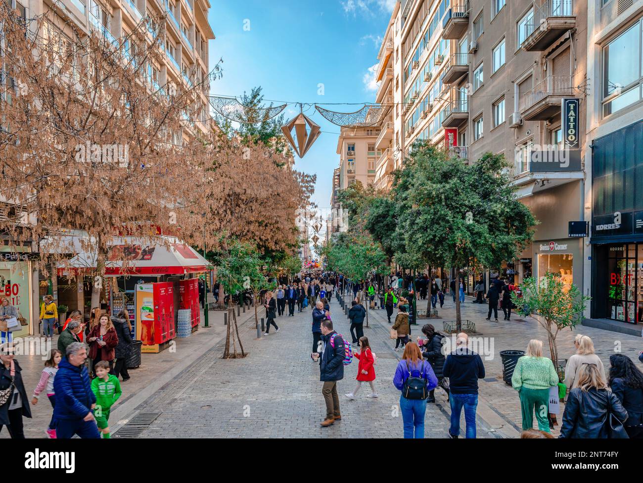 La partie est de la rue Ermou, une rue piétonne et commerçante animée dans le centre de la ville., à Athènes, Grèce. Banque D'Images