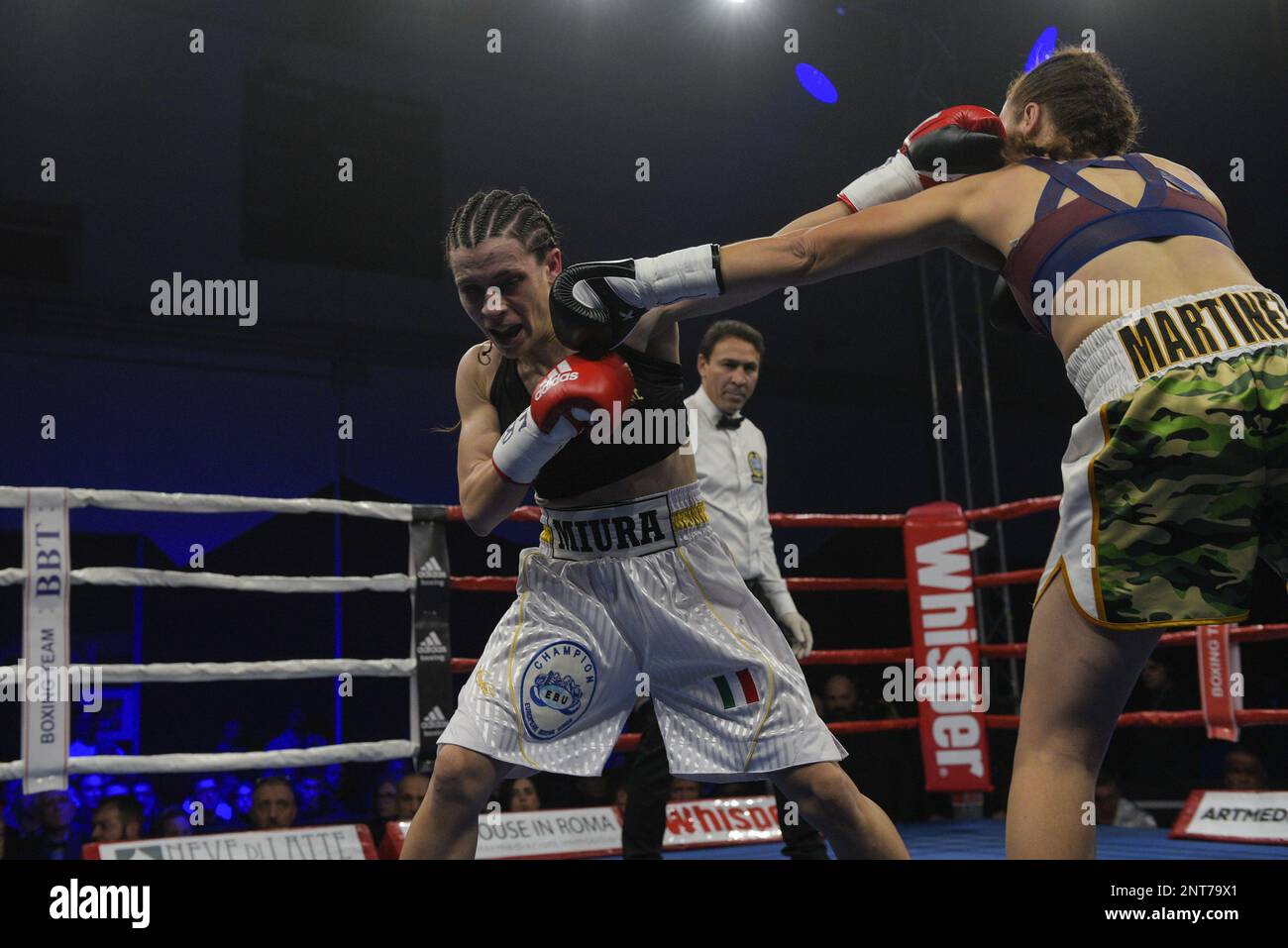 Annalisa Brozzi (ITA) et Sheila Martinez (ESP) pendant le match de boxe valable pour le titre de Featherweight européen des femmes de l'UER le 24 février 2023 à Banque D'Images