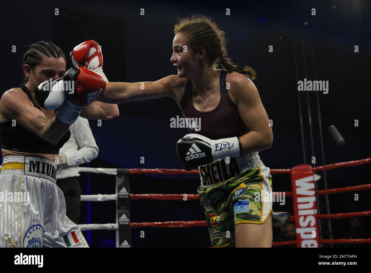 Annalisa Brozzi (ITA) et Sheila Martinez (ESP) pendant le match de boxe valable pour le titre de Featherweight européen des femmes de l'UER le 24 février 2023 à Banque D'Images