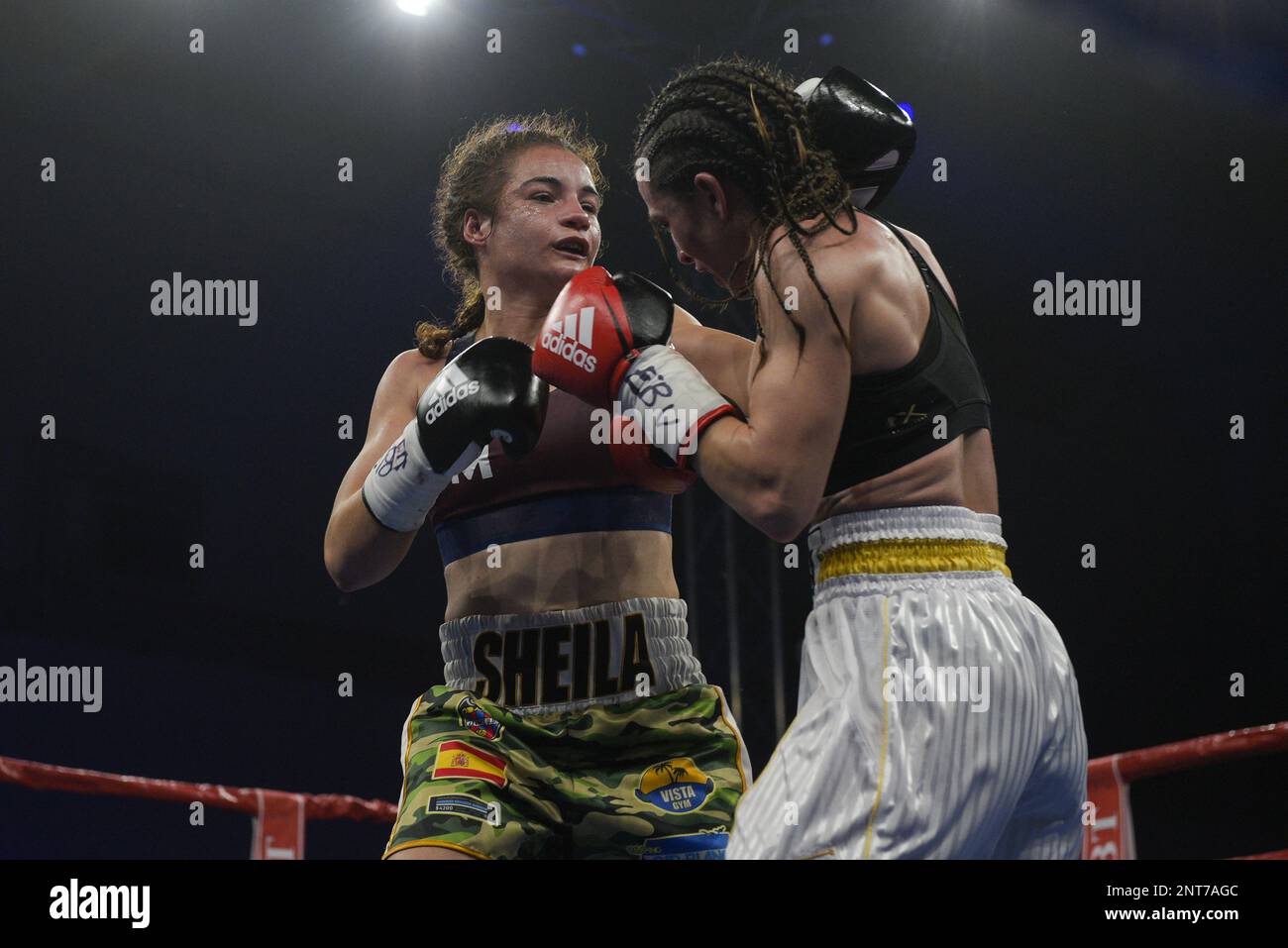 Annalisa Brozzi (ITA) et Sheila Martinez (ESP) pendant le match de boxe valable pour le titre de Featherweight européen des femmes de l'UER le 24 février 2023 à Banque D'Images