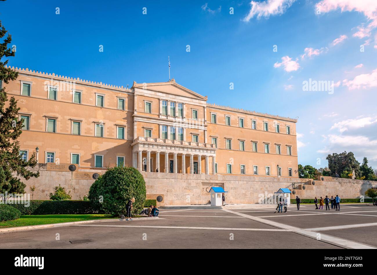 Le Parlement hellénique (grec) est situé dans l'ancien palais royal, surplombant la place Syntagma, à Athènes, en Grèce. Banque D'Images