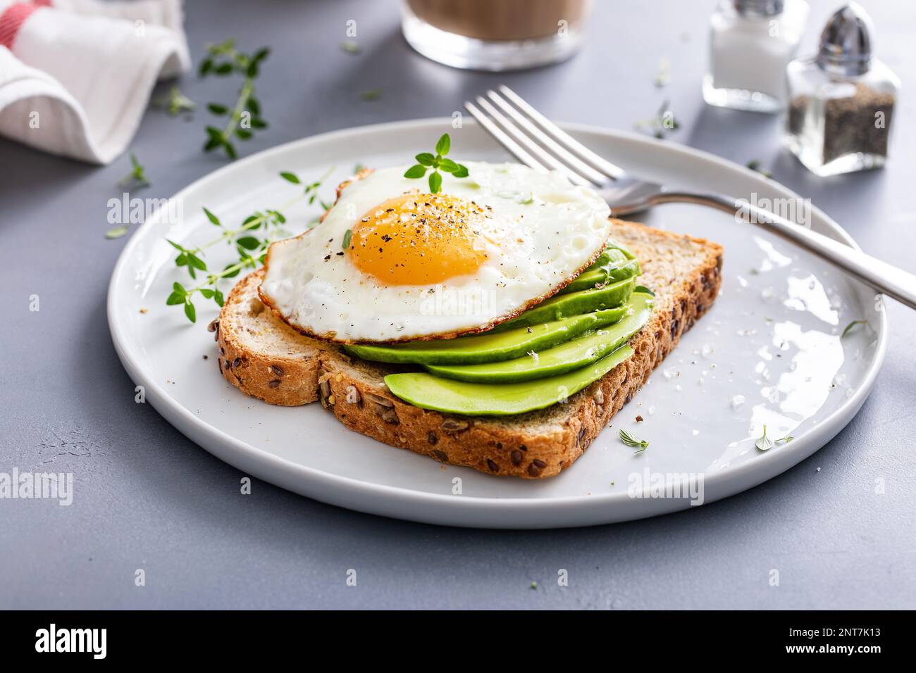 Toast d'avocat à la wholegrain avec œuf frit sur le dessus, idée de petit déjeuner sain Banque D'Images