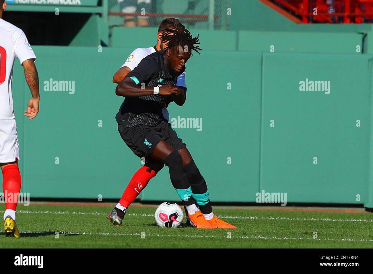 BOSTON, MA - JULY 21: Liverpool FC forward Divock Origi (27) controls the ball during the first half of the International Friendly soccer game between Liverpool FC and Sevilla FC on July 21, 2019 at Fenway Park in Boston, MA. (Photo by Rich Graessle/Icon Sportswire) (Icon Sportswire via AP Images) Banque D'Images