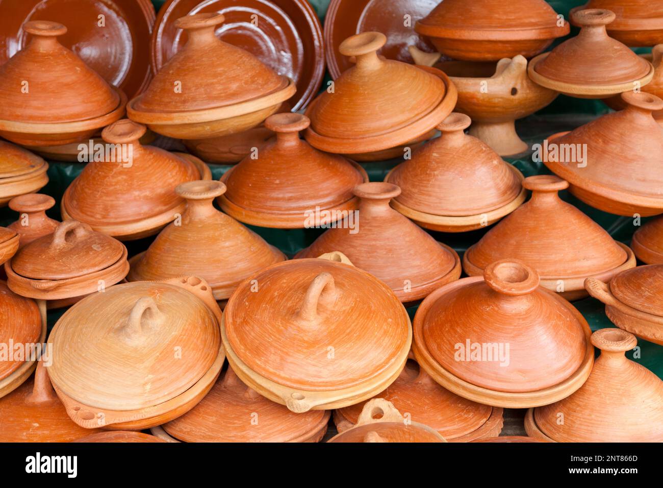 Rangées de tajines (pot en faïence utilisé pour cuisiner des plats maghrébins également appelé tajine) à vendre dans le souk de Tanger. Banque D'Images