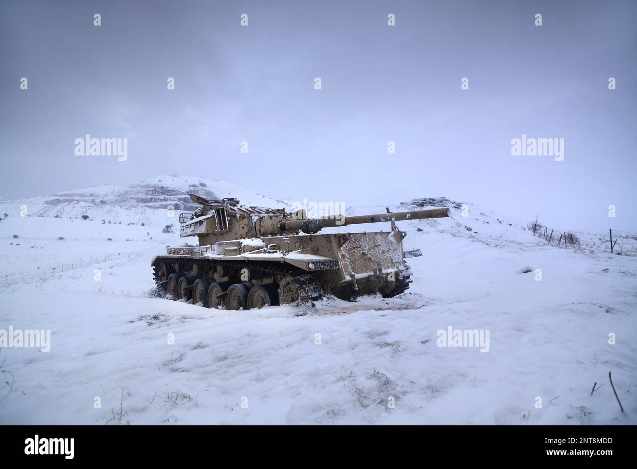 Un char abandonné à la frontière syrienne par une journée enneigée Banque D'Images