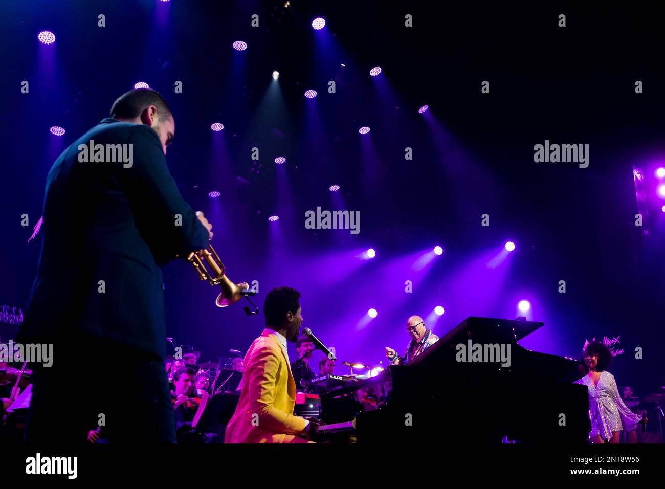 French-Lebanese trumpet player Ibrahim Maalouf, from left, U.S. pianist Jon Batiste, U.S. music producer Quincy Jones, and U.S. singer Shelea, perform during the Quincy Jones soundtrack of the 80's celebration evening at the Auditorium Stravinski during the 53rd Montreux Jazz Festival (MJF), in Montreux, Switzerland, Saturday, July 13, 2019. The MJF runs from June 28 to July 13. (Jean-Christophe Bott(Photographer/Keystone via AP) Banque D'Images