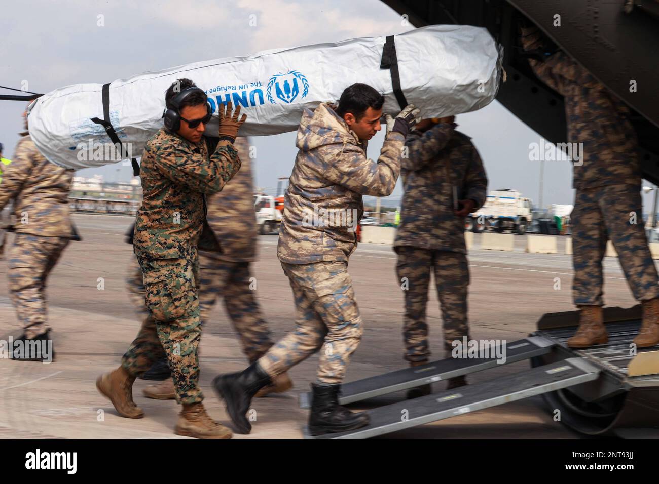 Base aérienne d'Incirlik, Turquie. 20th févr. 2023. A ÉTATS-UNIS Marine affectée à la Force opérationnelle 61/2 (TF 61/2), aide un militaire turc à charger de l'aide aux États-Unis Hélicoptère CH-47 Chinook de l'armée à la base aérienne d'Incirlik, Turquie, février. 20, 2023. La CABINE 1AD offre une capacité de levage dynamique en soutien direct des efforts de secours de l'USAID et de la Turquie. La cabine 1AD est l'une des unités militaires américaines prenant en charge le TF 61/2, opérant sous les États-Unis Sixième parc, États-Unis Forces navales en Europe (NAVEUR) et aux États-Unis Les commandants européens font partie des efforts internationaux de secours en cas de catastrophe de la Turquie. (Image de crédit : © États-Unis Presse Marines/ZUMA Banque D'Images
