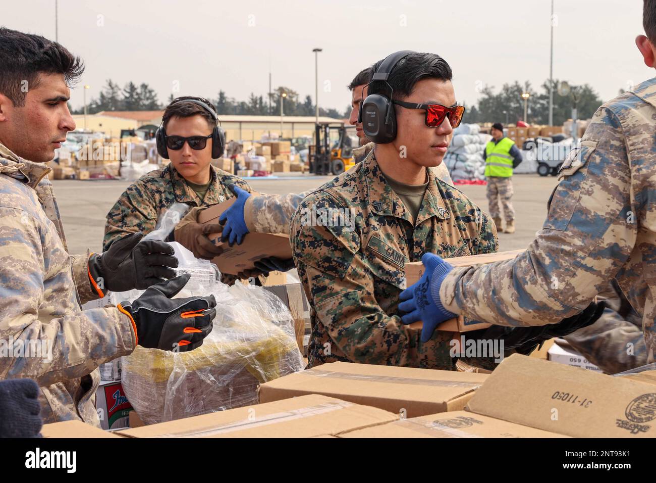 Base aérienne d'Incirlik, Turquie. 20th févr. 2023. ÉTATS-UNIS Marines affecté à la Force opérationnelle 61/2 (TF 61/2), aide un militaire turc à charger de l'aide aux États-Unis Hélicoptère CH-47 Chinook de l'armée à la base aérienne d'Incirlik, Turquie, février. 20, 2023. La CABINE 1AD offre une capacité de levage dynamique en soutien direct des efforts de secours de l'USAID et de la Turquie. La cabine 1AD est l'une des unités militaires américaines prenant en charge le TF 61/2, opérant sous les États-Unis Sixième parc, États-Unis Forces navales en Europe (NAVEUR) et aux États-Unis Les commandants européens font partie des efforts internationaux de secours en cas de catastrophe de la Turquie. (Image de crédit : © États-Unis Presse Marines/ZUMA Banque D'Images