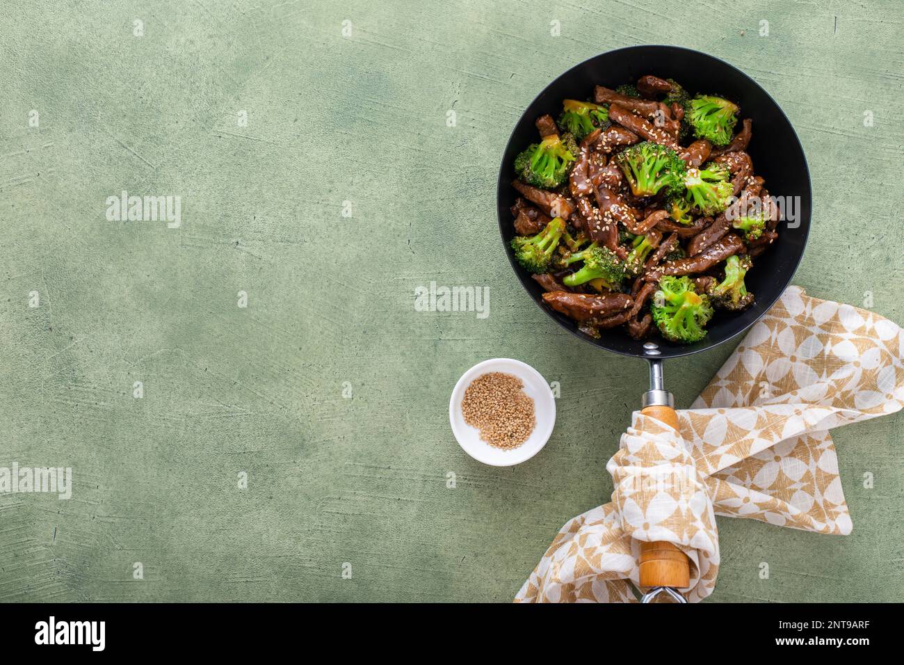 Bœuf et brocoli dans un petit wok vue au-dessus sur fond vert Banque D'Images