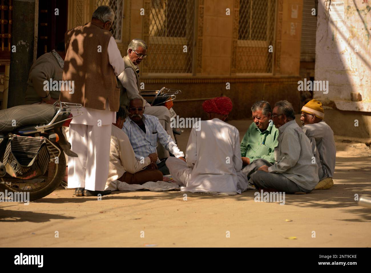 Un groupe de vieux hommes assis dans la rue à Jaisalmer, Rajasthan, Inde. Banque D'Images