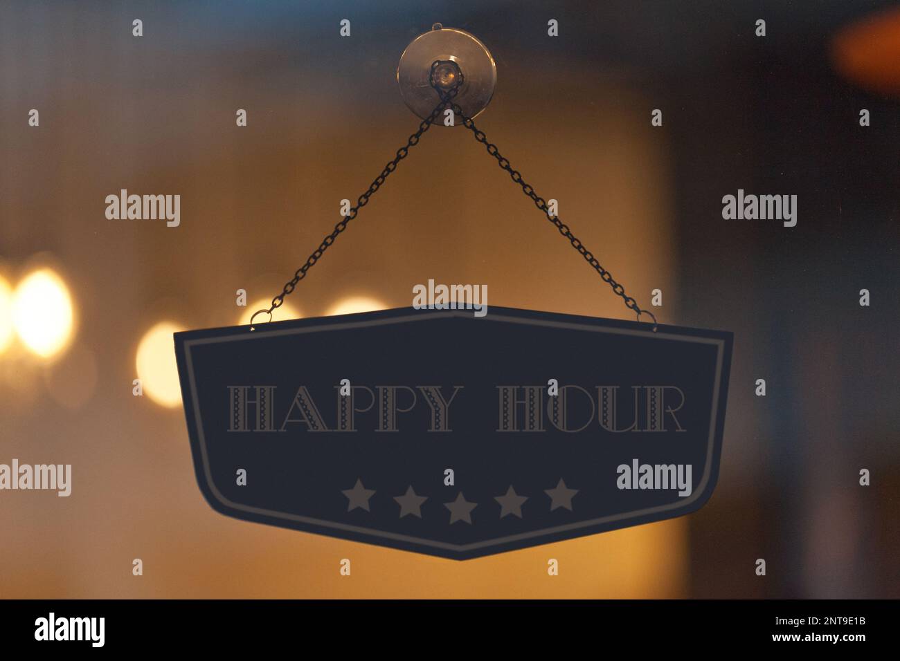 Affiche Happy Hour tendance dans une fenêtre. Banque D'Images
