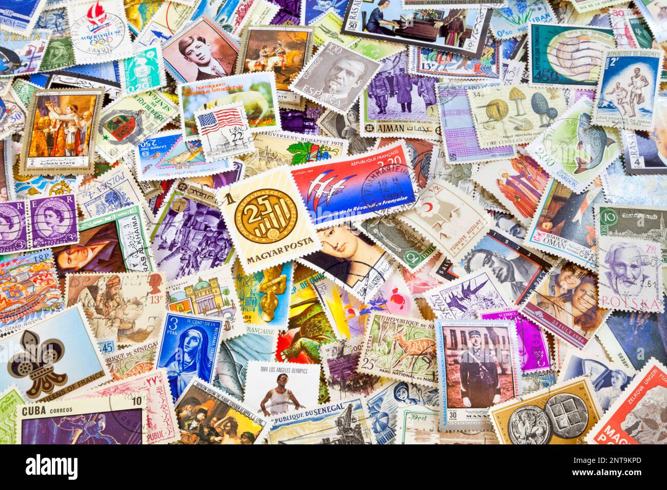 pile d'anciens timbres internationaux. Banque D'Images