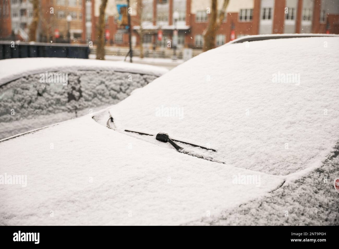 Neige en voiture pendant une tempête de neige froide dans la ville blizzard dans le nord-est pendant la saison des fêtes d'hiver Banque D'Images