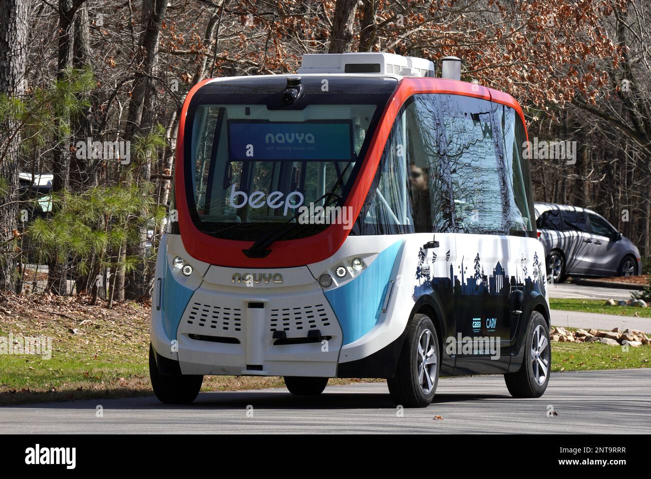 Cary, Caroline du Nord, États-Unis 24 février 2023: Bus autonome, sans conducteur pour le transport des personnes dans le parc Bond à Cary, Caroline du Nord Banque D'Images