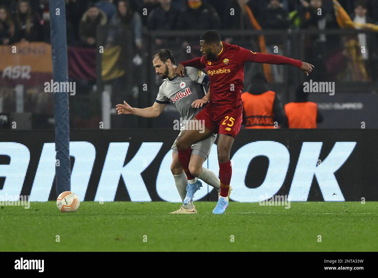 Georginio Wijnaldum de A.S. Roma et Andreas Ulmer du FC Salzburg lors de la deuxième manche de l'UEFA Europa League entre A.S. Roma contre FC Salzburg o Banque D'Images