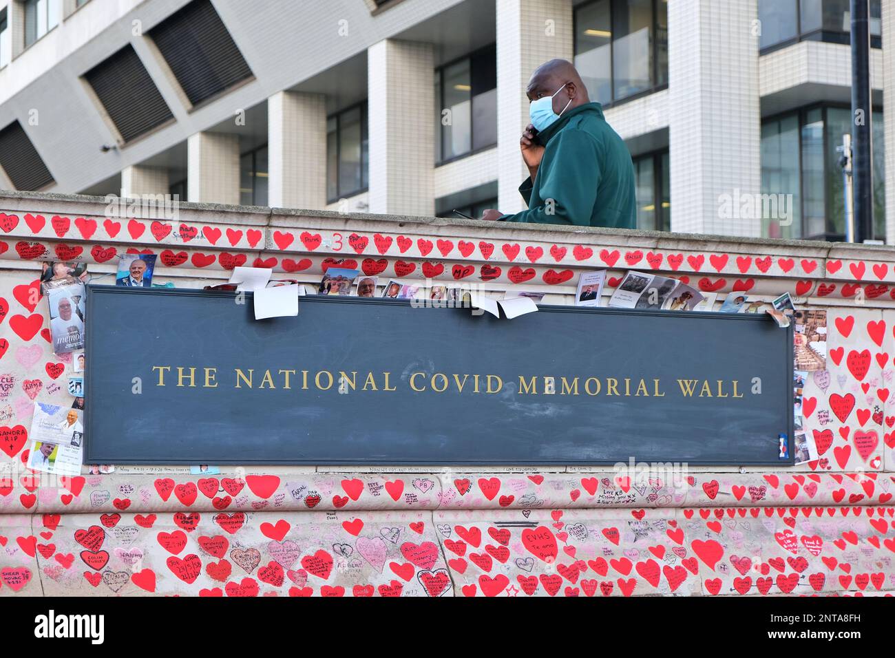 Londres, Royaume-Uni. Un travailleur de l'hôpital St Thomas près du mur commémoratif national Covid. Banque D'Images