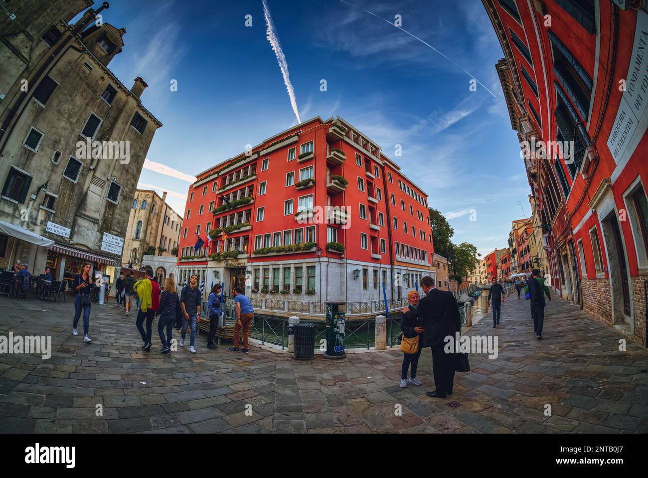 Venise est une ville unique et, comme nous l'avons déjà vu, a son propre dictionnaire. Mais quand on parle de rues et de piazze, nous sommes convaincus que nous savons ce que Banque D'Images