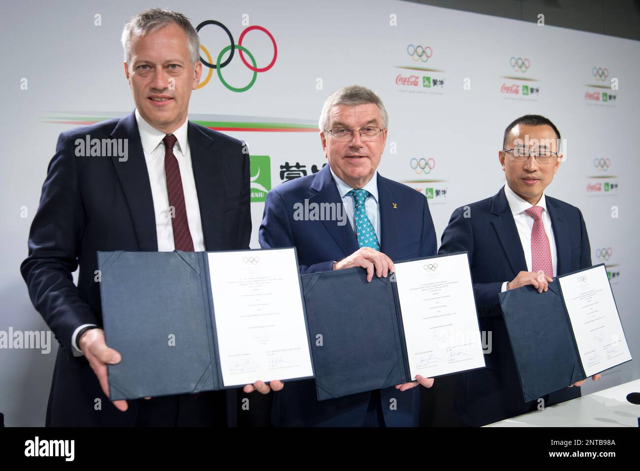 International Olympic Committee (IOC) president Thomas Bach, center, from Germany poses with Coca-Cola President and CEO James Quincey, left, and China Mengniu Dairy CEO and Executive Director Jeffrey, right, during a press conference during the first day of the 134th Session of the International Olympic Committee (IOC), at the SwissTech Convention Centre, in Lausanne, Switzerland, Monday, June 24, 2019. The host city of the 2026 Olympic Winter Games will be decided during the134th IOC Session. Stockholm-Are in Sweden and Milan-Cortina in Italy are the two candidate cities for the Olympic Wint Banque D'Images