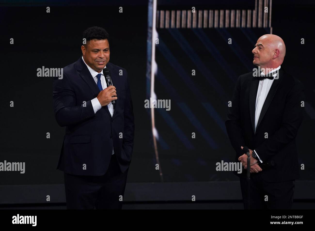 Paris, France. 27th févr. 2023. Paris, France, 27 février 2023: Ronaldo et Gianni Infantino, président de la FIFA, présentent le prix spécial en l'honneur de Pele lors des meilleurs prix FIFA football 2022 à la salle Pleyel à Paris, France. (Daniela Porcelli/SPP) crédit: SPP Sport presse photo. /Alamy Live News Banque D'Images