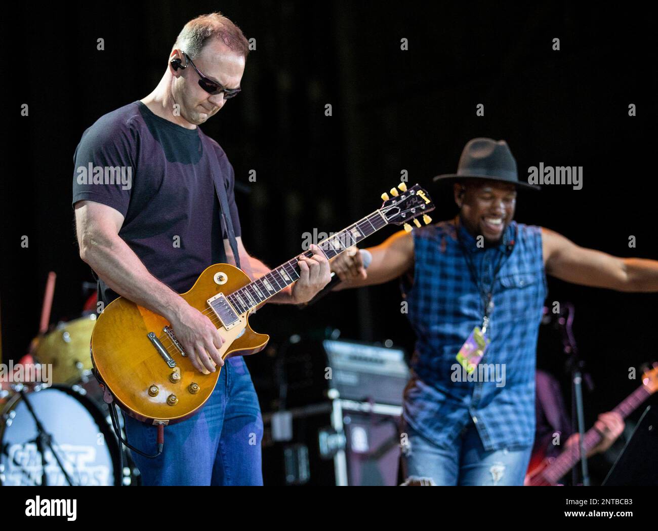 Guitarist Thomas Tull, left, and singer Tre Nation of the Ghost Hounds perform as the opening band at the Outlaw Music Festival at KeyBank Pavilion on Saturday, June 22, 2019, in Burgettstown, Pa., a suburb of Pittsburgh. (Jessie Wardarski/Pittsburgh Post-Gazette via AP) Banque D'Images