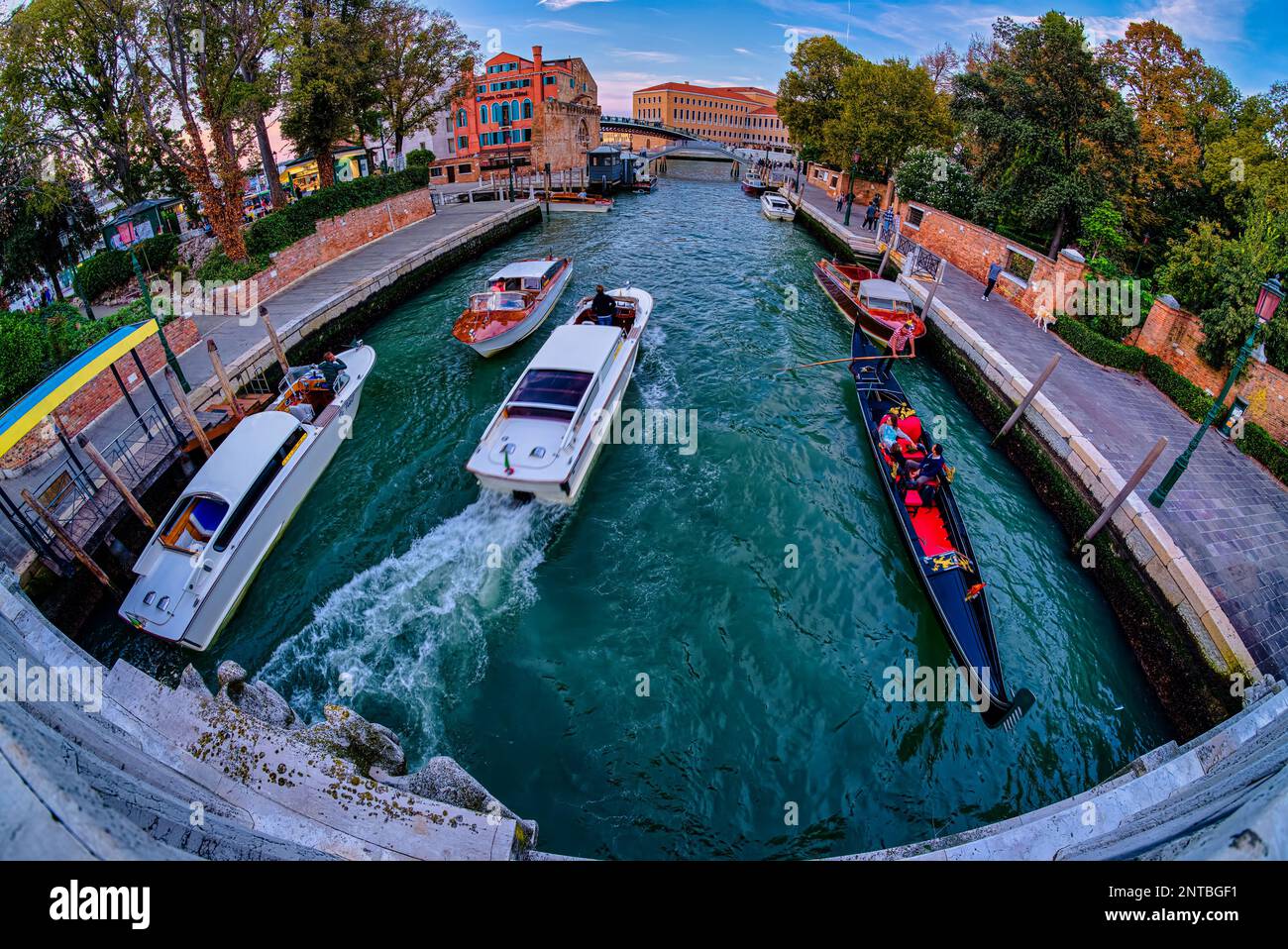 Venise est une ville unique et, comme nous l'avons déjà vu, a son propre dictionnaire. Mais quand on parle de rues et de piazze, nous sommes convaincus que nous savons ce que Banque D'Images